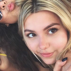 Meet your Posher, Iza